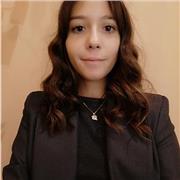 Avvocato praticante offre lezioni di diritto a studenti delle superiori